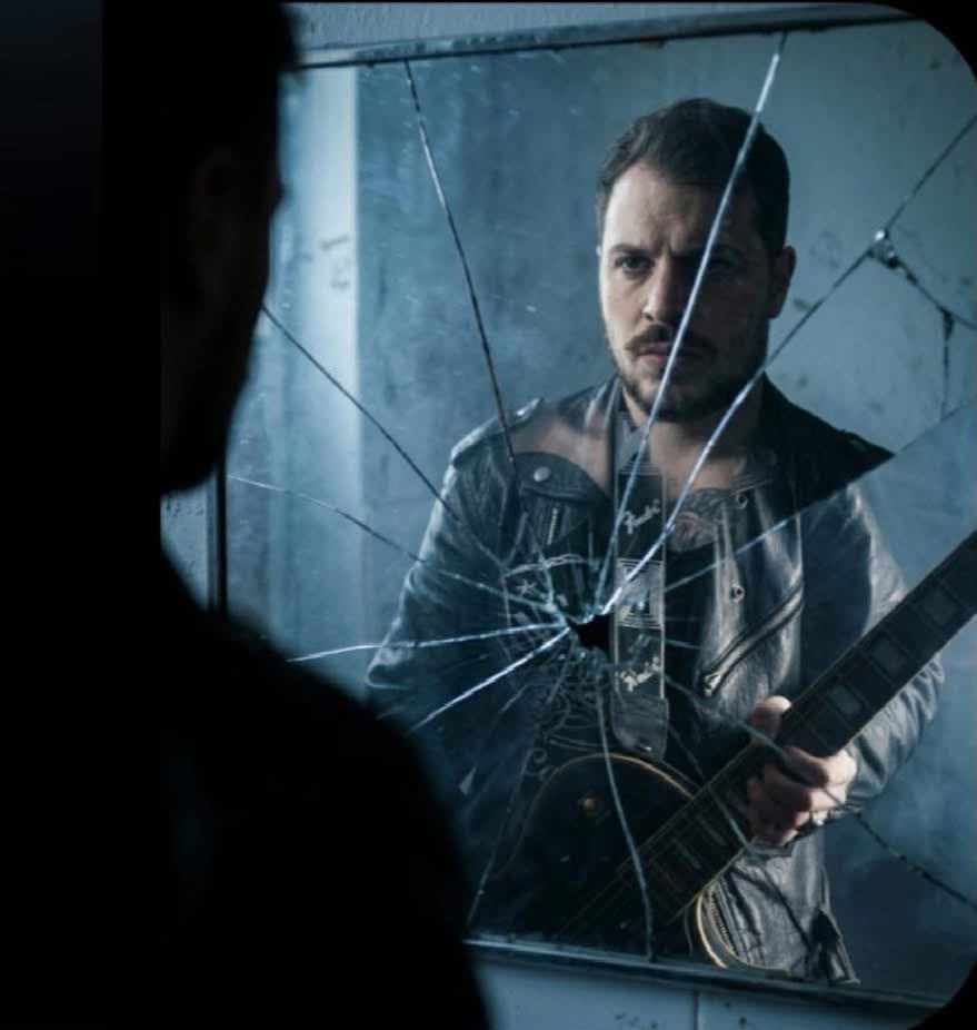 ANTHONY ROXX pubblica il singolo “Cracked Mirror”