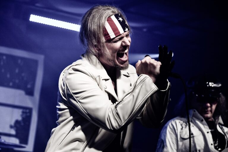 Rockstar Frame condiviso il nuovo lyric video per “Shine On”